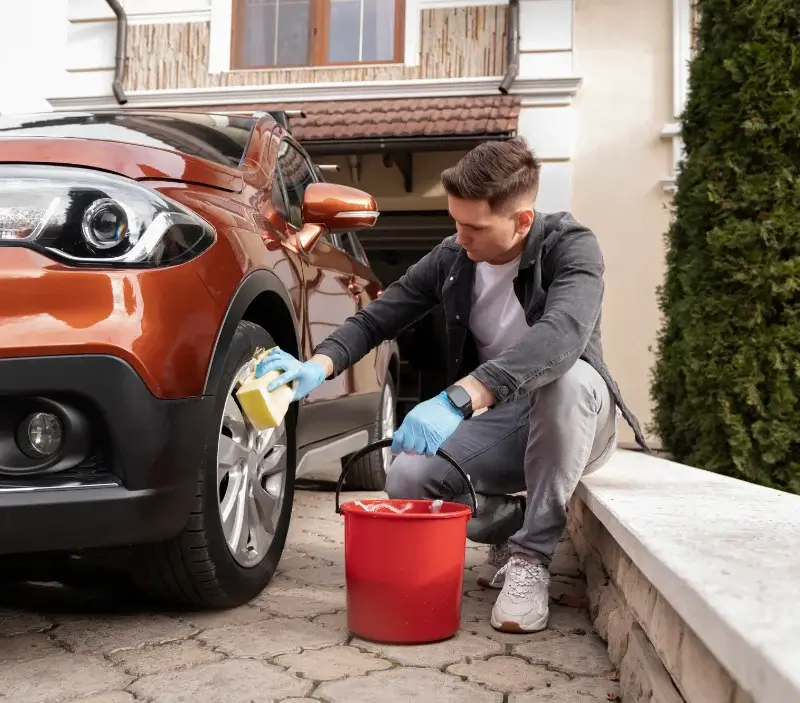 Lavage auto à domicile Chatain : professionnel intervenant sur un véhicule